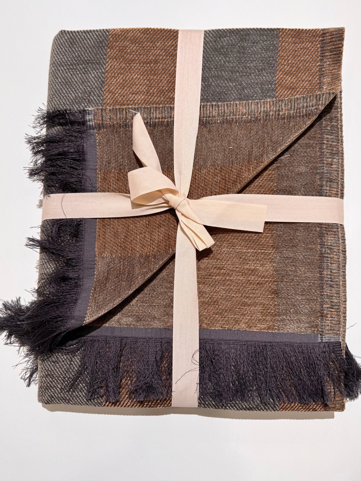 Plaid cinigliato con frange